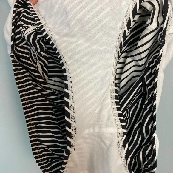 Liz Claiborne Black White Geometric Strip Optical Illusion Swimsuit Size 6 - Picture 9 of 12